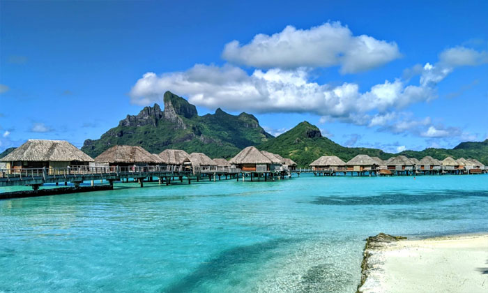 bora bora polinesia prancis dengan air laut sebening kristal