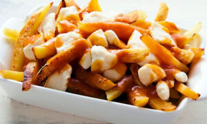poutine kentang goreng saus keju kanada